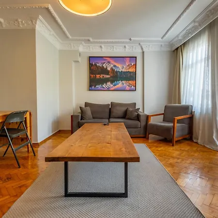 Spacious 3-bedroom דירה *